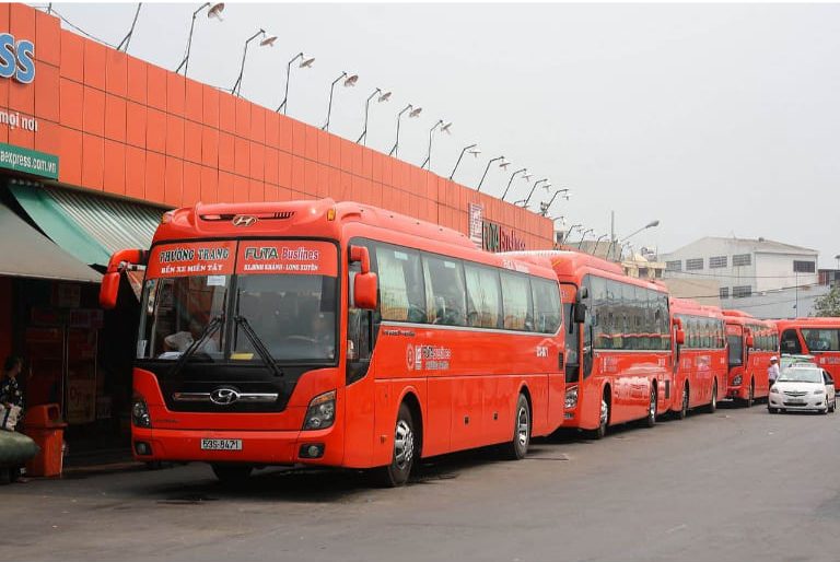 Nhà xe Phương Trang là thương hiệu vận tải hành khách nổi tiếng, chuyên khai thác các tuyến đường dài chạy từ Bắc vào Nam và ngược lại.