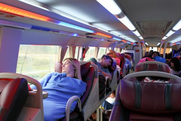 Không gian trong xe khách Tuấn Thành đầy đủ thiết bị tiện nghi từ điều hòa, đèn led, cổng sạc, chăn và nước uống đóng chai 