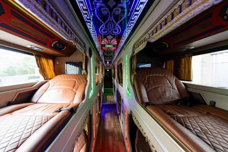 Dòng xe limousin Dragon Express được trang thị hệ thống rèm cửa, thiết bị hiện đại nhất