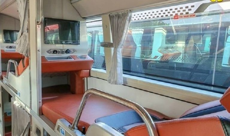 Mỗi giường nằm trên xe nhà Việt Hưng của hành khách đều có 1 màn hình tivi nhỏ, có rèm che cửa kín đáo đảm bảo riêng tư thoải mái nhất.