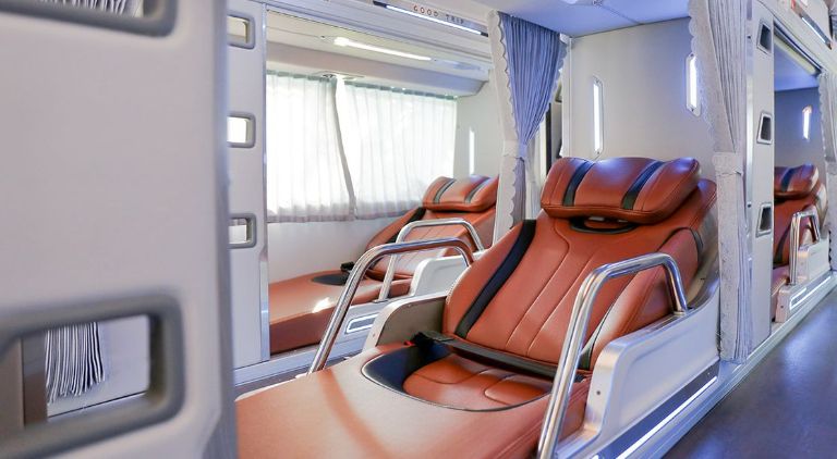 Không gian xe rộng rãi, giường nằm thoải mái có rèm kéo mang đến không gian riêng tư kín đáo cho khách nghỉ ngơi 