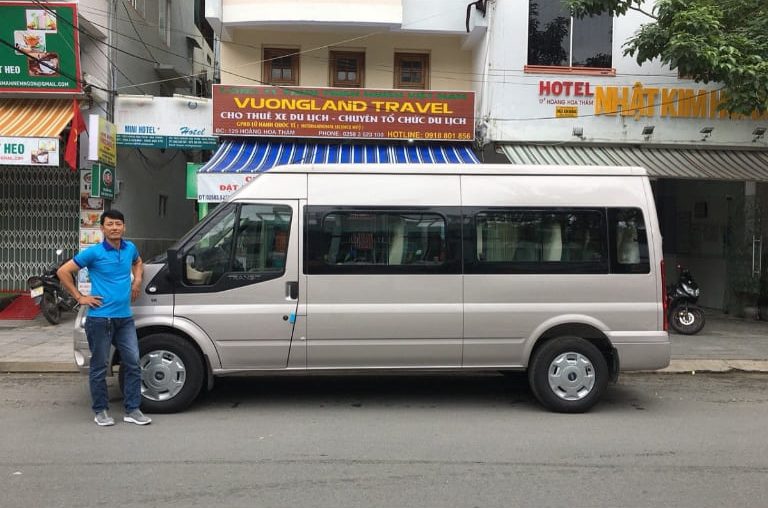 Nhà xe Travel Island phục vụ khách hàng đi xe khách Nha Trang Cam Ranh bằng dòng xe Ford Transit 16 ghế ngồi. 