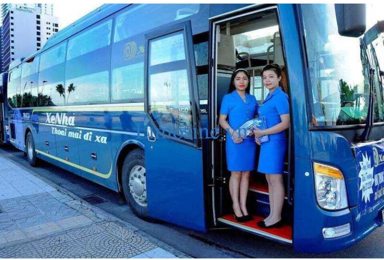 Khách hàng được cung cấp dịch vụ đón trả tận nơi, nước uống và khăn lạnh miễn phí khi đi xe khách Nha Trang Cam Ranh của Xe Nhà Travel. 