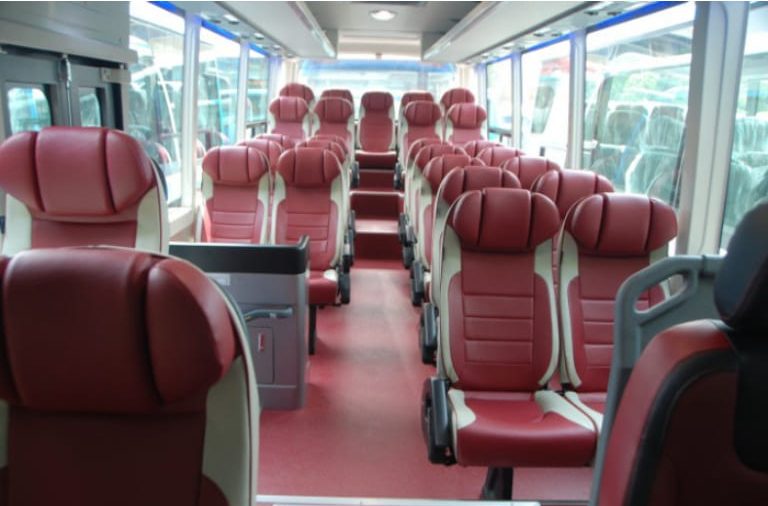 Dòng xe khách Nha Trang Cam Ranh 35 ghế ngồi của Phương Trang có không gian rộng rãi, nội thất sạch sẽ do được bảo dưỡng thường xuyên.