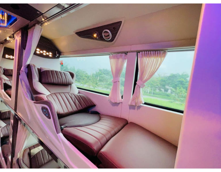 Nội thất xe khách An Phú luôn được vệ sinh sạch sẽ, thơm tho đảm bảo sẽ mang đến cho hành khách không gian nghỉ ngơi thoải mái nhất.