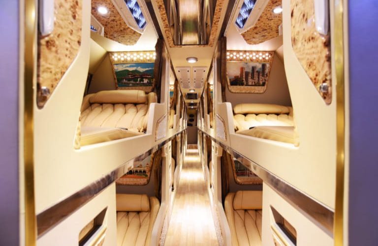 Xe khách limousine 22 giường phòng được trang bị đầy đủ hệ thống ánh sáng đa màu tạo không gian tinh tế, sang trọng và bắt mắt.