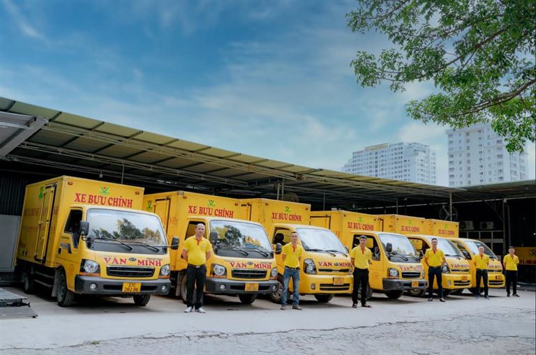 Hãng xe Văn Minh cung cấp cho du khách dịch vụ chuyển phát nhanh hàng hoá bằng xe tải chuyên dụng.