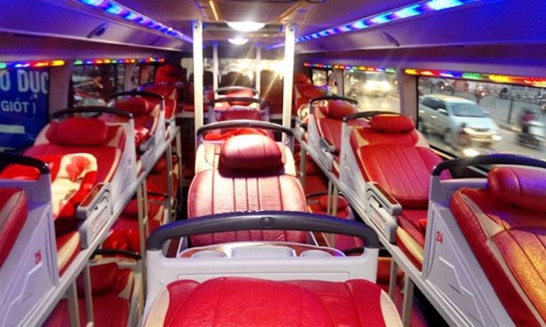 Giường nằm của xe khách Việt Hưng là giường đơn hai tầng được thiết kế chắc chắn, có thanh chắn rất an toàn cho hành khách.