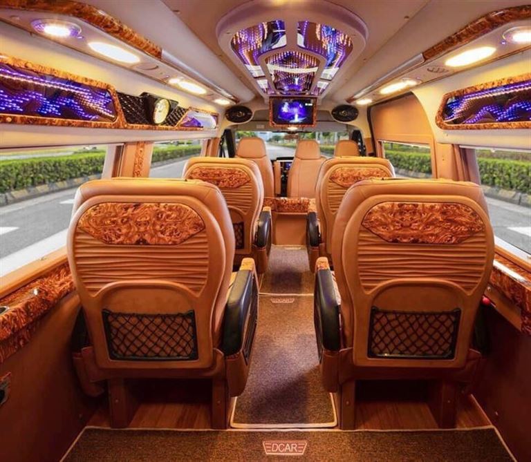 Nhà xe Hùng Cường limousine mang đến cho khách hàng không gian nghỉ ngơi hiện đại, cao cấp với ghế ngả thư giãn. 