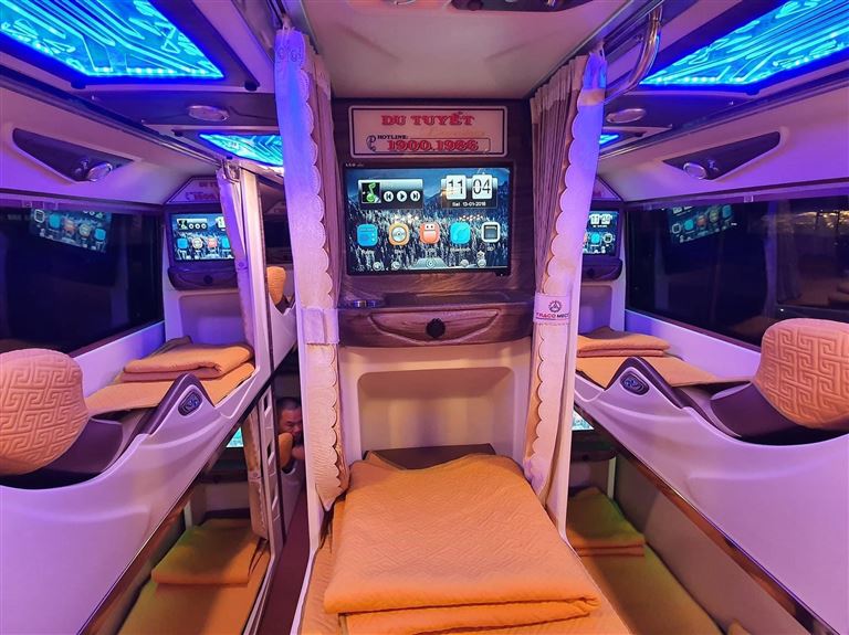 Xe limousine Du Tuyết có các buồng phòng riêng biệt tạo cho khách hàng sự riêng tư, thoải mái trong sinh hoạt, nghỉ ngơi.