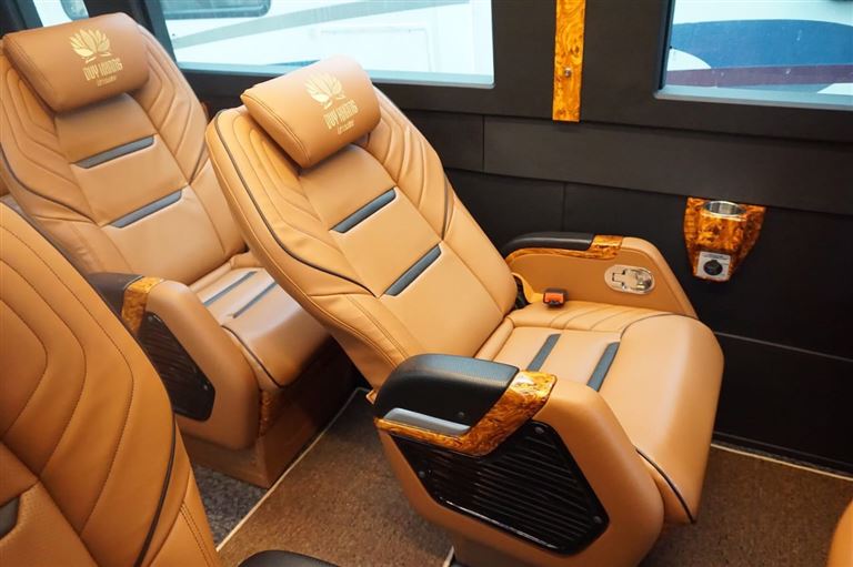 Ghế ngồi của xe Duy Khang Limousine có thể nghiêng ngả tuỳ theo ý thích của khách hàng và tích hợp chế độ massage cực thoải mái. 