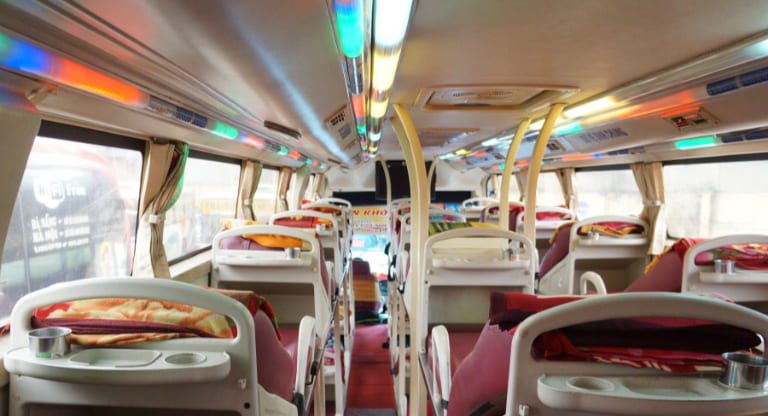  Xe khách Thanh Hóa Đà Nẵng được trang bị Ti vi và bộ phát wifi 4G tốc độ cao cho phép người dùng truy cập mạng thoải mái để giải trí trong thời gian xe di chuyển.
