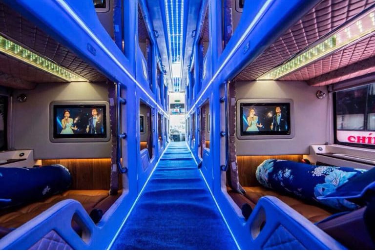 Xe limousine 20 giường phòng của Văn Minh được trang bị đầy đủ hệ thống ánh sáng đa màu từ đèn LED, qua đó, tạo ra không gian tinh tế, sang trọng và bắt mắt