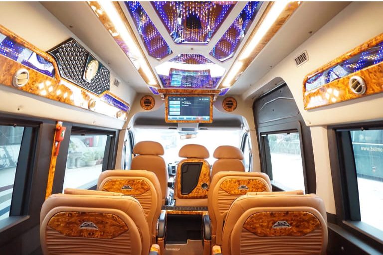 Nội thất xe Thanh Hoa Limousine luôn được vệ sinh sạch sẽ, thơm tho đảm bảo sẽ mang đến cho hành khách không gian nghỉ ngơi thoải mái nhất.