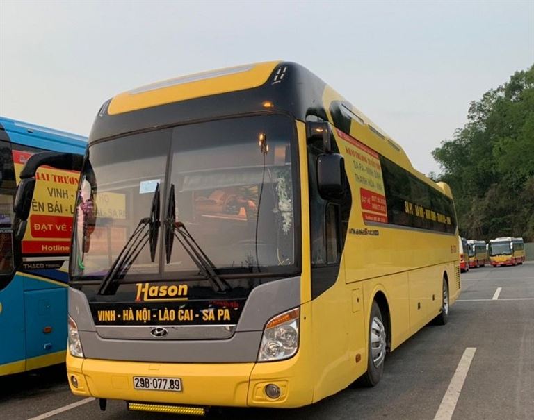 Nhà xe Hà Sơn có hệ thống xe khách chất lượng cao, được sơn màu vàng tươi tạo nên dấu ấn thương hiệu mạnh mẽ. 