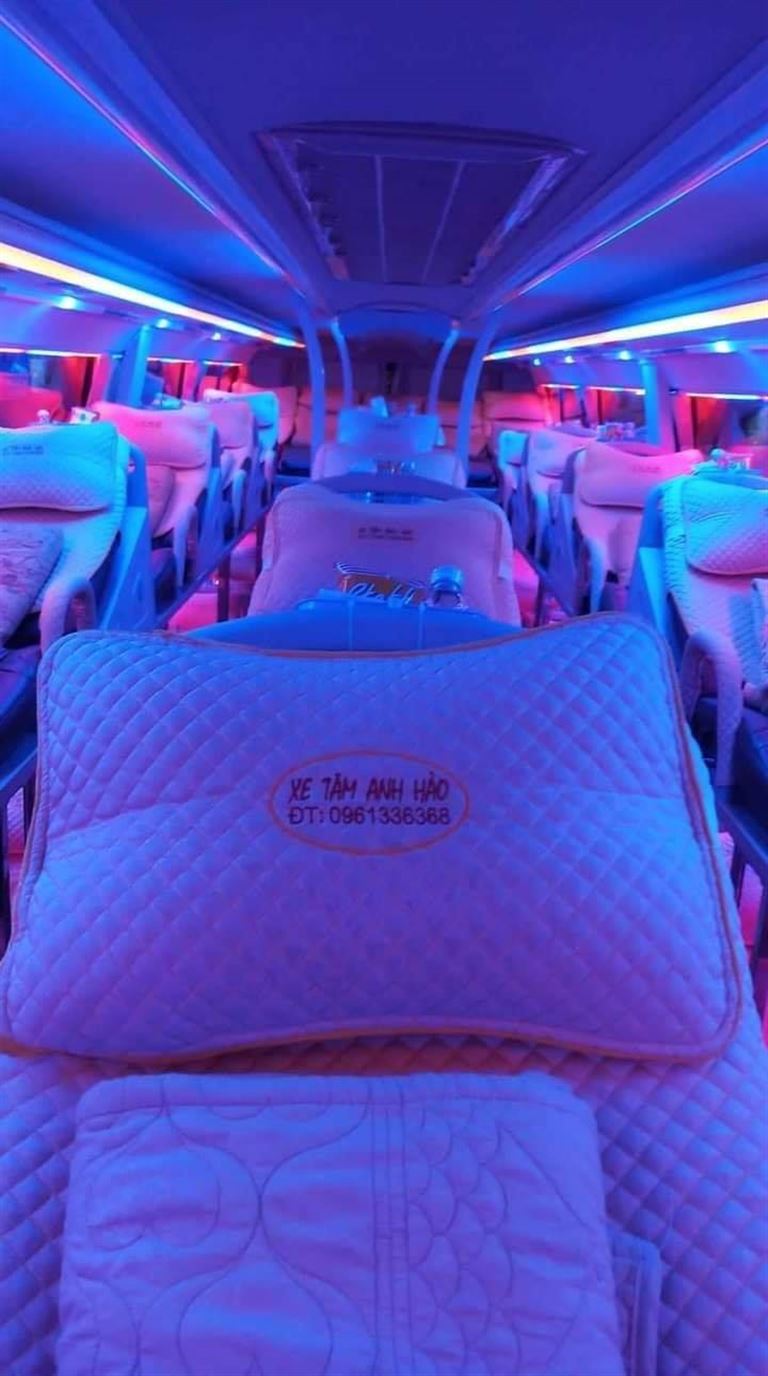 Nhà xe Tâm Anh Hào cung cấp cho khách hàng giường đệm êm cùng chăn gối mềm mại giúp bạn ngủ ngon trong cả hành trình. 