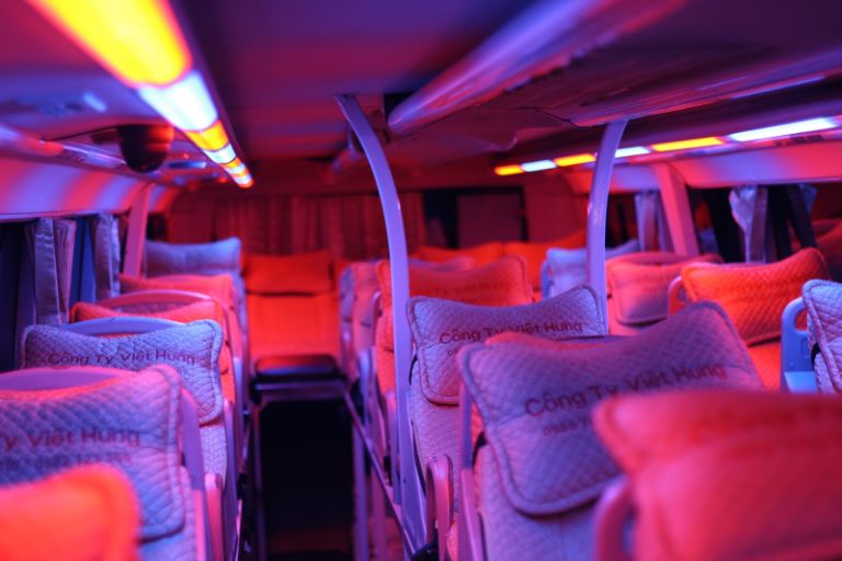 Không gian bên trong xe còn được trang bị đầy đủ các trang thiết bị tiện ích để đáp ứng được mọi nhu cầu cơ bản của hành khách trong suốt chuyến đi