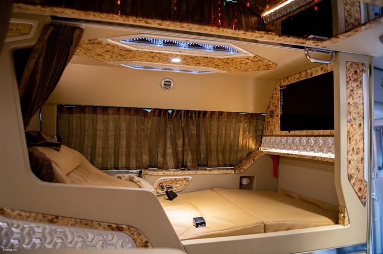 Thiết kế giường nằm rộng rãi, bọc đệm êm ái, mang đến trải nghiệm thoải mái cho người dùng trên xe limousine Đà Nẵng Đắk Lắk. 