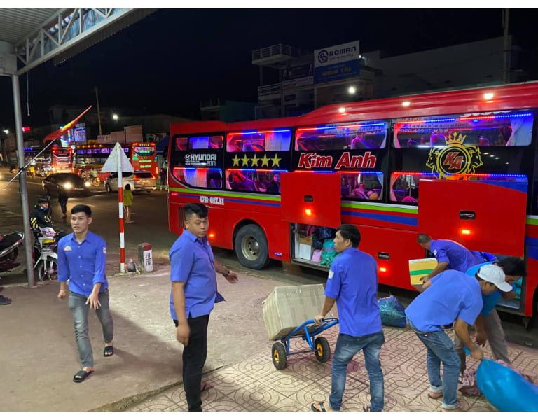 Ngoài vận chuyển hành khách, nhà xe Nhật Hồng còn nhận chuyển phát nhanh trên tuyến Đà Nẵng – Đắk Lắk với giá thành hợp lý. 