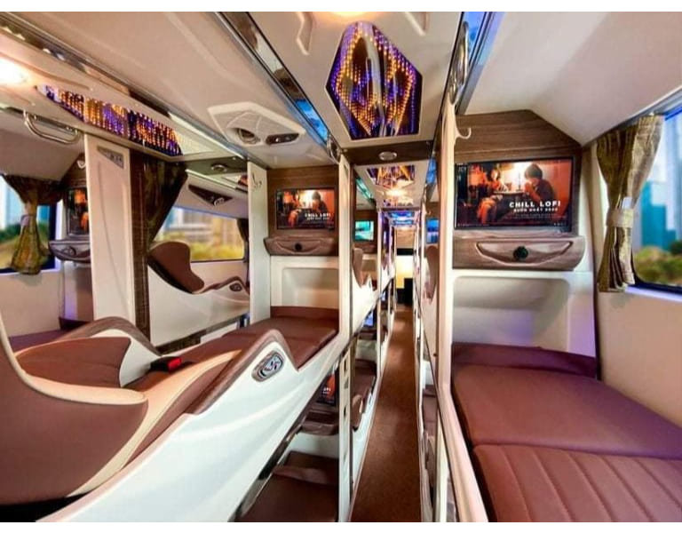 Thay vì sử dụng chung TV, 32 cabins trên xe Cao Nguyên Express đều trang bị màn hình đa phương tiện riêng, kèm theo tai nghe.