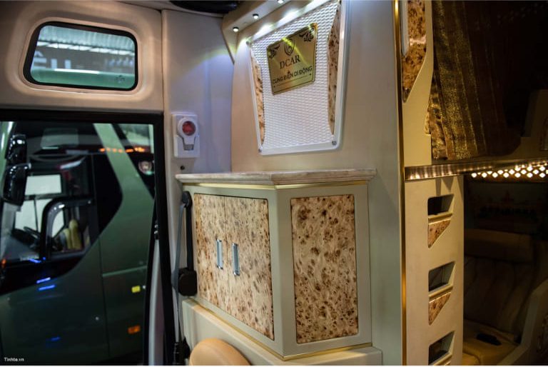 Xe limousine Đà Nẵng hà Tĩnh của Tú Tạc còn được lắp đặt tủ lạnh mini, bên trong có sẵn nước mát phục vụ hành khách trong suốt chuyến đi.