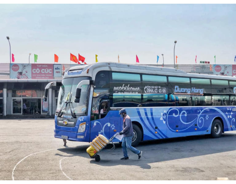 Ngoài vận chuyển hành khách, nhà xe Nhật Hồng còn nhận chuyển phát nhanh trên tuyến Đà Nẵng - Hà Tĩnh với giá thành hợp lý. 