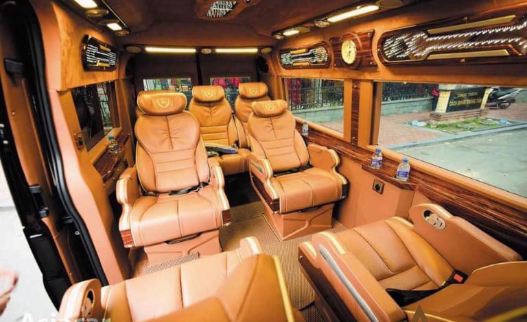 Thiết kế ghế ngồi rộng rãi, bọc đệm êm ái, mang đến trải nghiệm thoải mái cho người dùng trên xe limousine Đà Nẵng Thái Bình. 