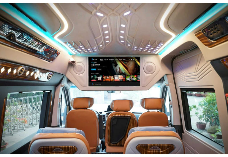 Hành khách đi xe limousine Hùng Cường sẽ được trải nghiệm nhiều tiện ích hiện đại gồm Wifi, TV, cổng sạc USB 12W, dàn âm thanh ánh sáng.