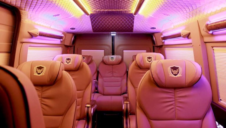 Điểm cộng của ghế xe limousine Cô Tô là chế độ massage 04 chức năng, 02 chế độ, 09 bi lớn (vai, lưng xô, cổ, thắt lưng,…) tùy chỉnh riêng biệt. 