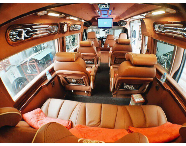 Khoang nội thất xe limousine Hà Nội Cô Tô có thiết kế khoa học, rộng rãi và trang bị đầy đủ cơ sở vật chất hiện đại nhất hiện nay. 
