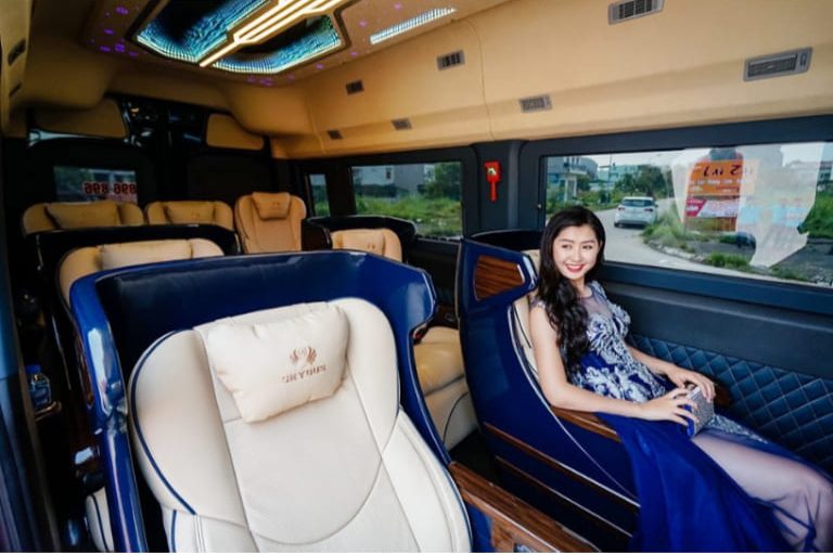 Thiết kế ghế ngồi rộng rãi, bọc đệm êm ái, mang đến trải nghiệm thoải mái cho người dùng trên xe limousine Hà Nội Cô Tô . 