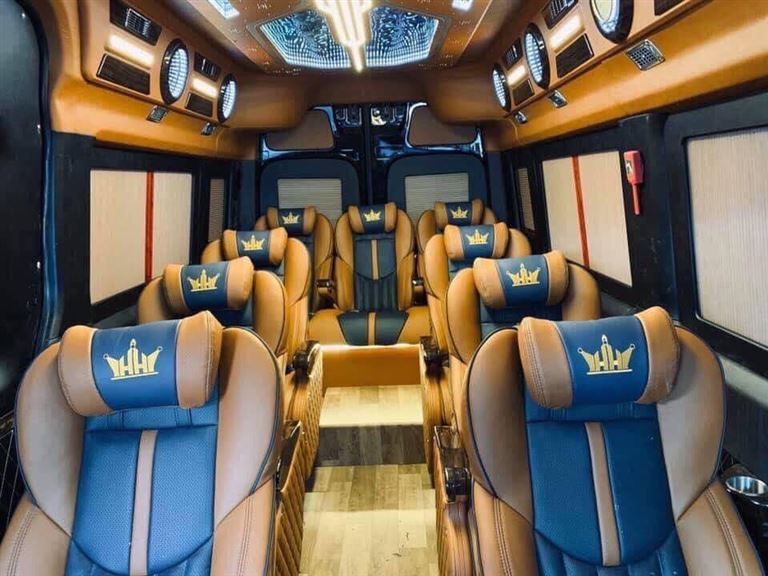 Không gian nội thất xe Hà Hải limousine sang trọng, hiện đại, đầy đủ các tiện nghi cơ bản cho khách hàng sinh hoạt, nghỉ ngơi. 