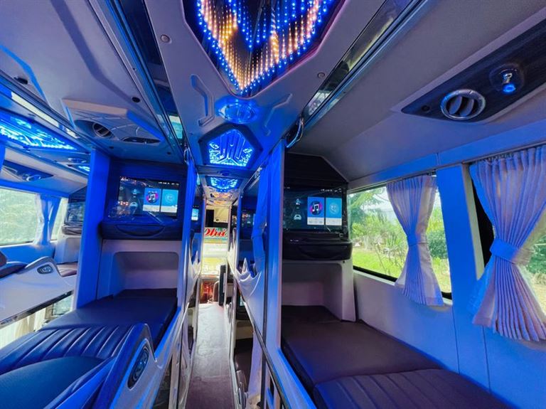 Nhà xe An Phú Buslines cung cấp giường nằm êm ái và các tiện ích cần thiết mang lại sự thoải mái cho chuyến đi đường dài.