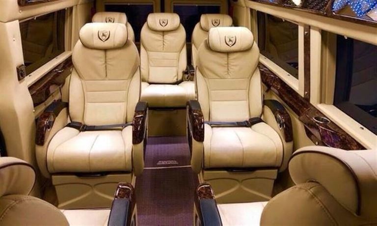 Xe Cát Thiên Hải Limousine trang bị hệ thống ghế ngồi chất lượng cao, có thể gập duỗi, xoay 180 độ linh hoạt