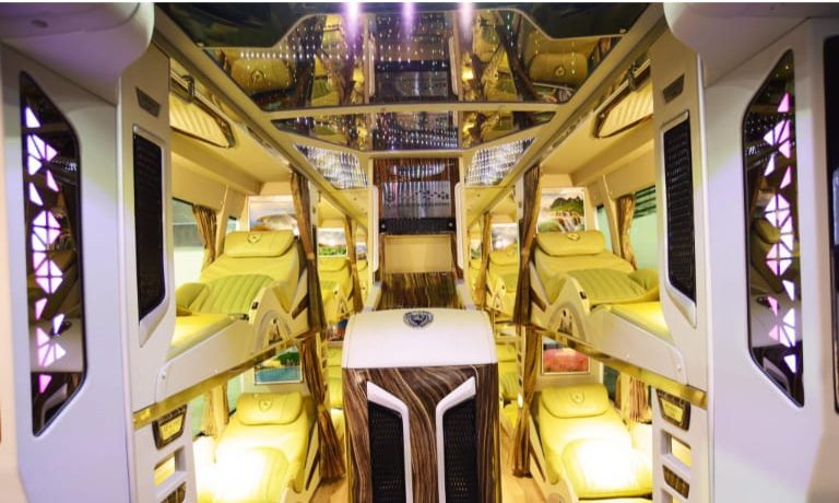 Nội thất xe limousine Thanh Hóa Hà Tĩnh 32 phòng của Mận Vũ được thiết kế tỉ mỉ trong từng chi tiết, kèm theo cơ sở vật chất tiện nghi như một khách sạn 5 sao thu nhỏ.