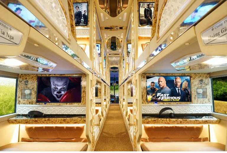 Thay vì sử dụng chung TV, 20 cabins trên xe Văn Minh đều trang bị màn hình đa phương tiện riêng, kèm theo tai nghe phục vụ nhu cầu giải trí của khách hàng.