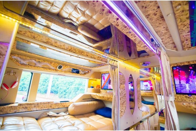 Nội thất hiện đại, không gian rộng rãi trên xe limousine Thanh Hóa Hà Tĩnh 22 chỗ hứa hẹn mang đến cho khách hàng chuyến đi thoải mái nhất.