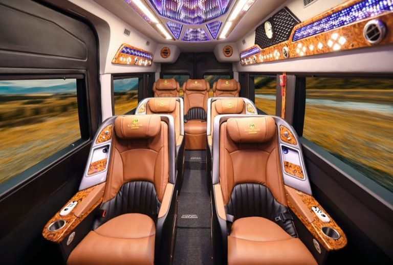 Nội thất hiện đại, không gian rộng rãi trên xe Hoàng Long hứa hẹn mang đến cho khách hàng chuyến đi thoải mái.