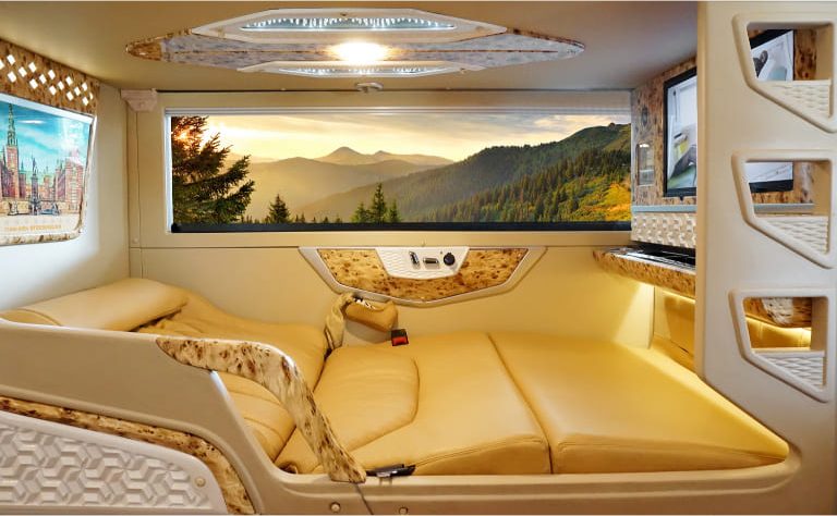 Nội thất xe Limousine Thanh Hóa Phú Thọ sử dụng kết hợp nhiều chất liệu cao cấp nhất hiện nay như da Ý, khung composite, gỗ ghẹ,…