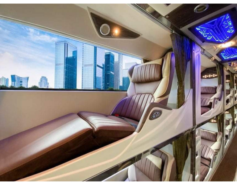 Khách hàng đi xe limousine Vinh Chung sử dụng màn hình đa phương tiện để giải trí trong chuyến đi.