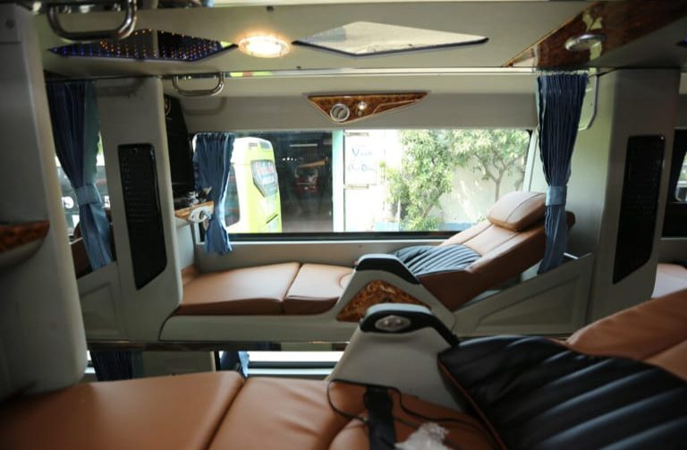 Hệ thống tổ ong có công dụng cách nhiệt, cản sáng, ngăn tia cực tím hoàn toàn được lắp đặt trực tiếp tại cửa kính xe limousine Tân Hoa.