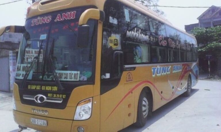 Xe khách Tùng Anh chạy tuyến đường Quảng Nam Tiền Giang gây ấn tượng với vẻ ngoài được sơn màu vàng nổi bật