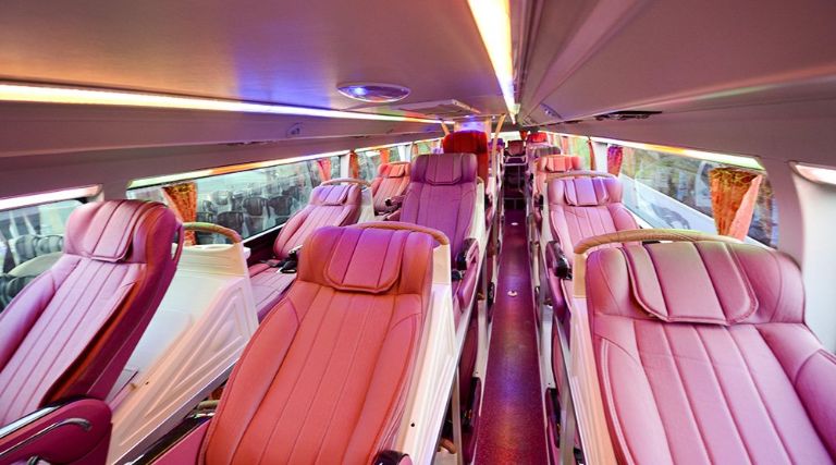 Không gian trong xe rộng rãi, đầy đủ tiện nghi và được vệ sinh sạch sẽ đảm bảo hành khách hài lòng