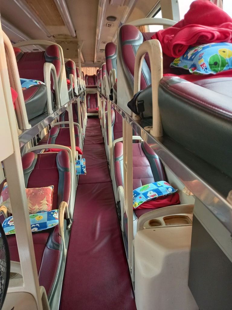 Giường nằm của xe khách Quốc Khánh được tích hợp chế độ gập ngả linh hoạt và có sẵn chăn gối cho khách hàng. 