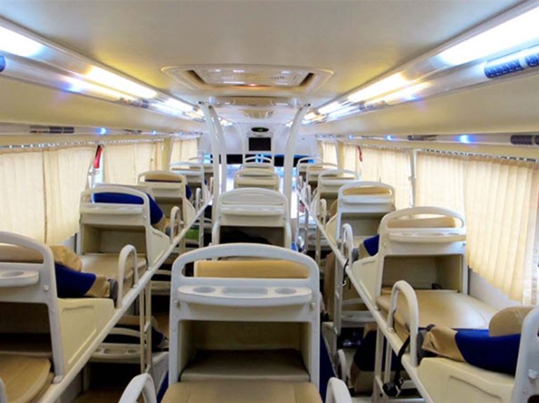 Xe khách Hoàng Long cung cấp xe khách rộng rãi có giường nằm kích thước lớn, trải đệm êm ái, mềm mại. 