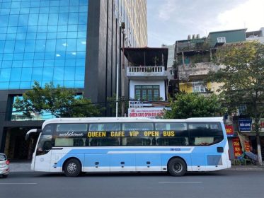 Queen Cafe cung cấp xe trung chuyển để đưa đón khách hàng tận nơi trong khu vực phố cổ Hội An và nội thành các tỉnh.