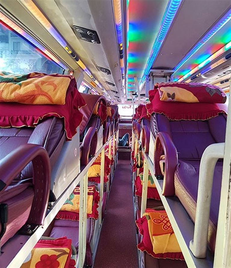 Xe khách Quảng Ninh Bình Phước - Thanh Sơn cung cấp hệ thống giường nằm êm ái đi kèm chăn gối chất lượng cao cho khách hàng. 