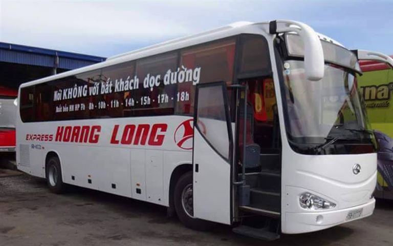 Nhà xe Hoàng Long cung cấp dịch vụ vận chuyển hàng hoá và trung chuyến hàng khách trên suốt các tuyến đường Bắc Nam.
