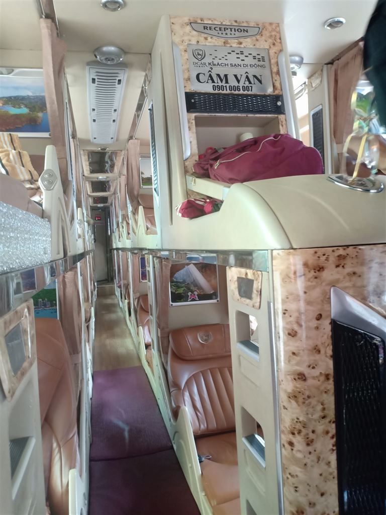 Khách hàng sẽ được nghỉ ngơi, sinh hoạt trong không gian tiện nghi, sang chảnh như khách sạn trên xe limousine Cẩm Vân.