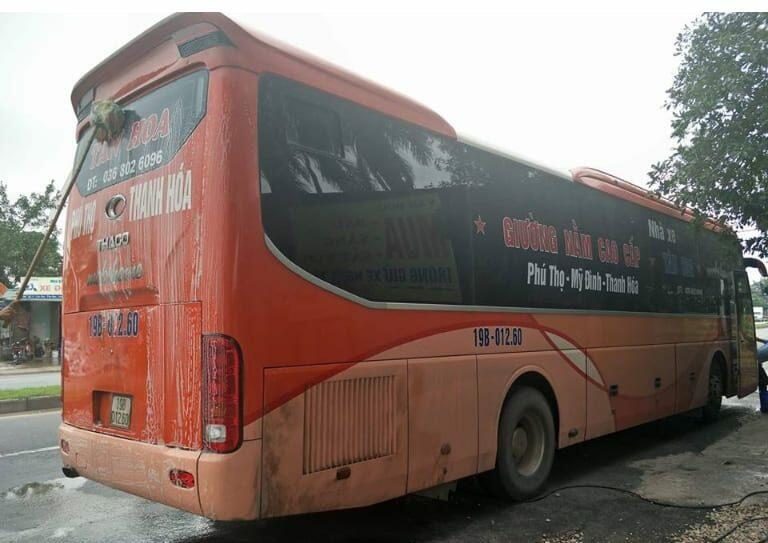 Xe khách Tân Hoa được cọ rửa, vệ sinh sạch sẽ trước khi đón tiếp hành khách. 